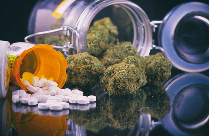 Kun je CBD en paracetamol tegelijkertijd innemen?